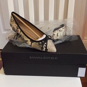 Banana Republic pointed toe flats size 5 NIB